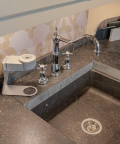 witte zeepdispenser zeeppompje losstaand met keuken