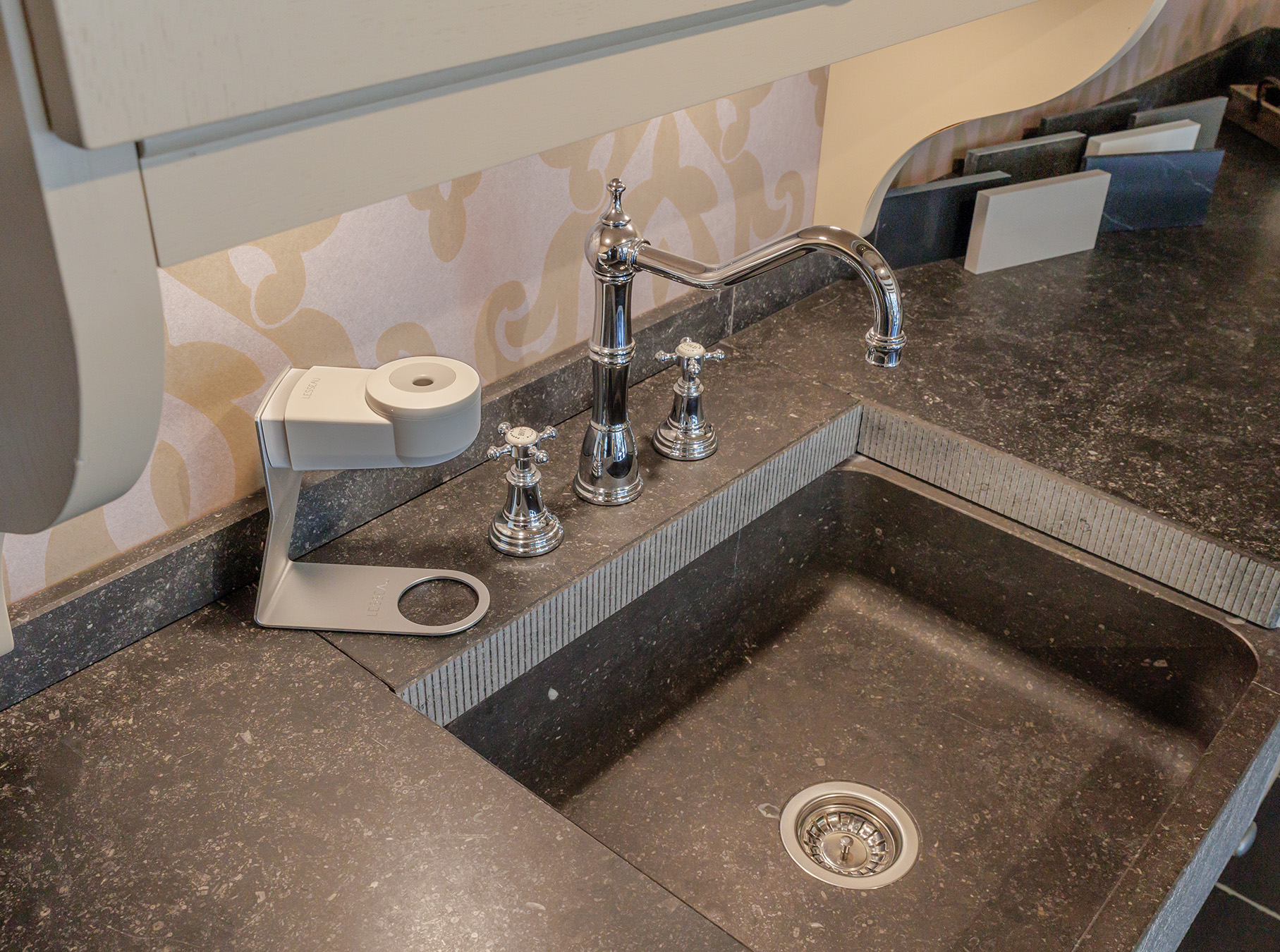 witte zeepdispenser zeeppompje losstaand met keuken