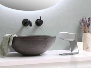 witte zeepdispenser losstaand met badkamer