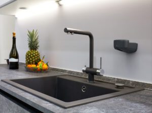 zwarte zeepdispenser keuken