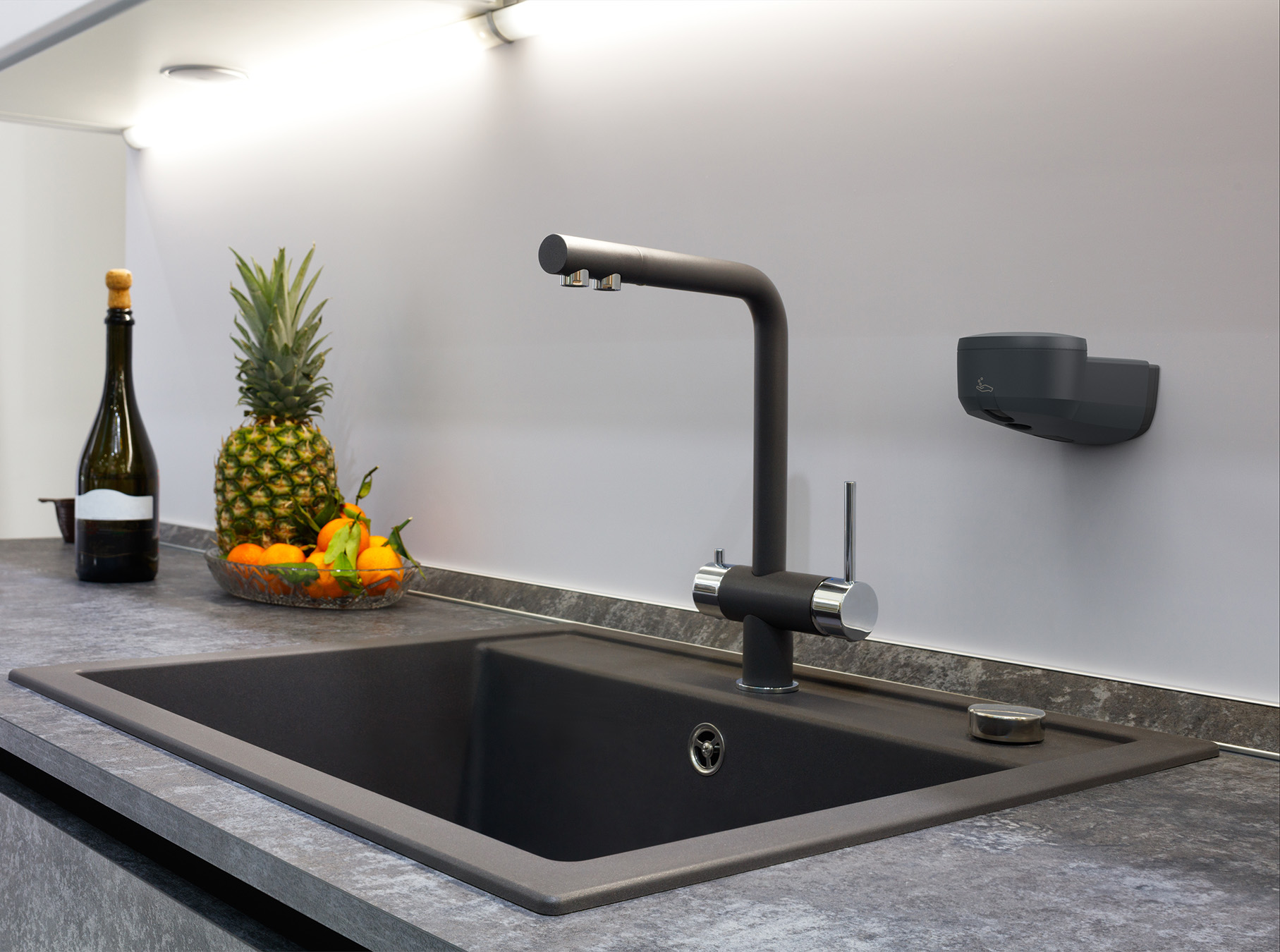 zwarte zeepdispenser keuken