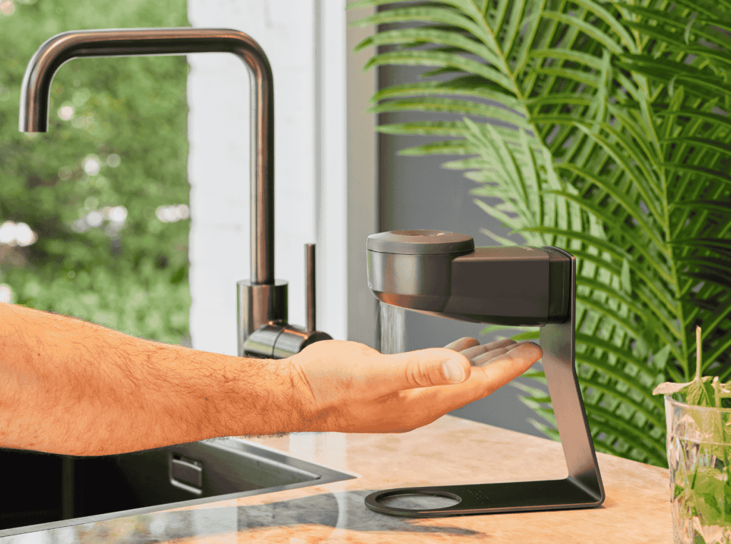 Hand onder zeepdispenser van Lesseau