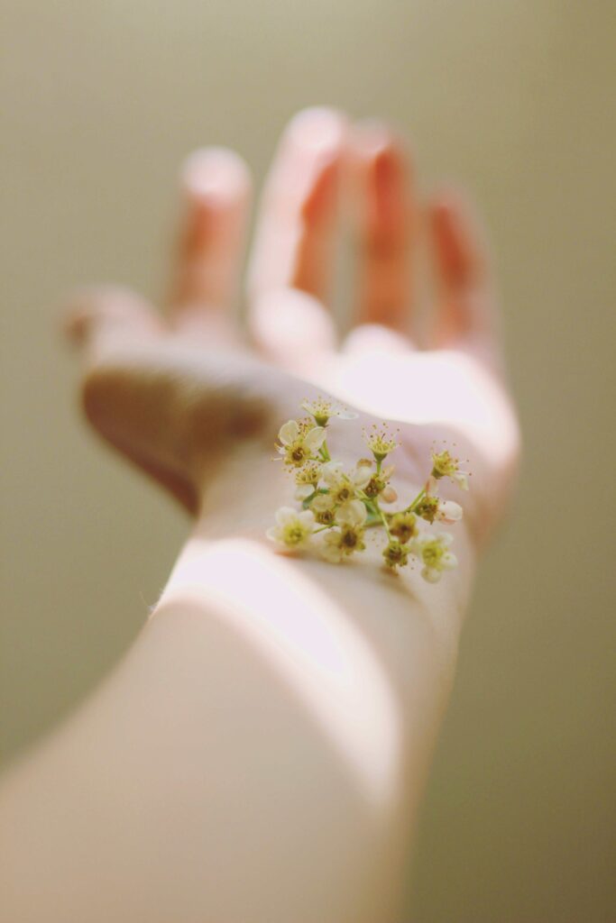 Hand met bloem voor zeep navulling dispenser