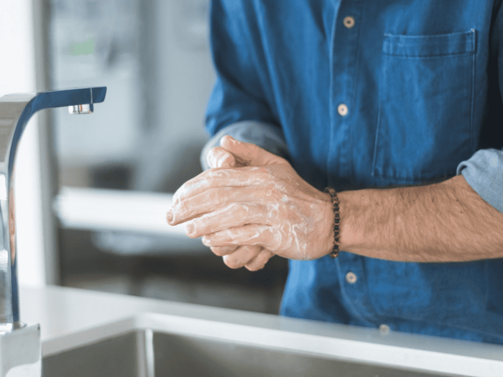 Man wast handen met Soapy bar Lesseau