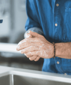 Man wast handen met Soapy bar Lesseau