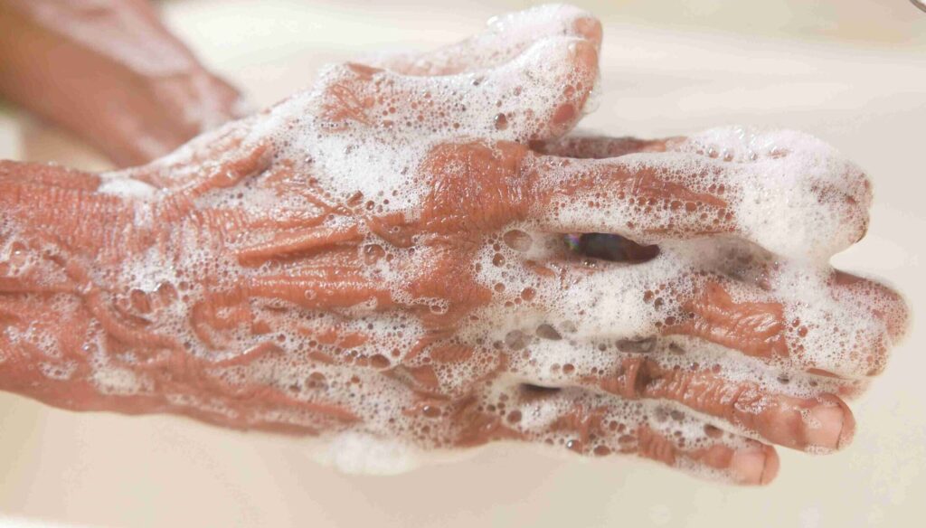 Schuimende handen door handzeep van Lesseau