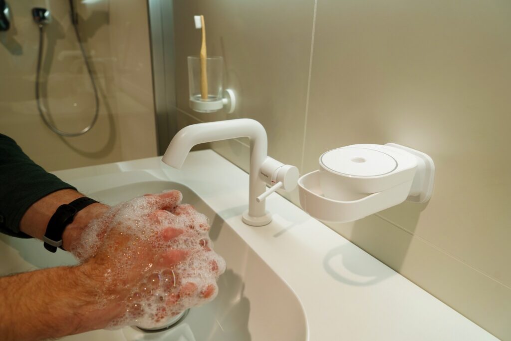 Handmatige zeepdispenser Lesseau wit in badkamer